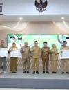 Foto bersama jajaran kepada OPD penerima piagam penghargaan SAKIP Award 2026.