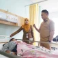 Wali Kota Pontianak Edi Rusdi Kamtono membesuk warga diduga mengalami keracunan makanan yang dirawat di RSUD Pontianak Utara.