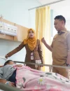 Wali Kota Pontianak Edi Rusdi Kamtono membesuk warga diduga mengalami keracunan makanan yang dirawat di RSUD Pontianak Utara.