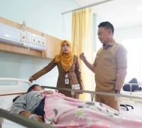Wali Kota Pontianak Edi Rusdi Kamtono membesuk warga diduga mengalami keracunan makanan yang dirawat di RSUD Pontianak Utara.