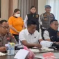 Jajaran Satreskrim Polres Kubu Raya saat konferensi pers pengungkapan kasus penipuan investasi tiket pesawat.