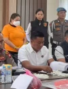 Jajaran Satreskrim Polres Kubu Raya saat konferensi pers pengungkapan kasus penipuan investasi tiket pesawat.