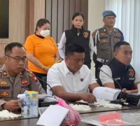 Jajaran Satreskrim Polres Kubu Raya saat konferensi pers pengungkapan kasus penipuan investasi tiket pesawat.