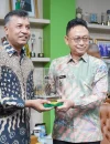 Wali Kota Pontianak Edi Rusdi Kamtono menyerahkan cenderamata kepada Tara Singh Bam, Director of Tobacco Control Program dari Vital Strategies Asia-Pacific Office in Singapore.