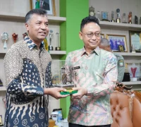 Wali Kota Pontianak Edi Rusdi Kamtono menyerahkan cenderamata kepada Tara Singh Bam, Director of Tobacco Control Program dari Vital Strategies Asia-Pacific Office in Singapore.