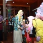 Bunda PAUD Kota Pontianak Yanieta Arbiastutie menyerahkan bingkisan kepada siswa lulusan PAUD PKK Percontohan Tahun Ajaran 2025/2026.