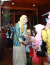 Bunda PAUD Kota Pontianak Yanieta Arbiastutie menyerahkan bingkisan kepada siswa lulusan PAUD PKK Percontohan Tahun Ajaran 2025/2026.