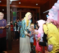 Bunda PAUD Kota Pontianak Yanieta Arbiastutie menyerahkan bingkisan kepada siswa lulusan PAUD PKK Percontohan Tahun Ajaran 2025/2026.