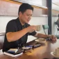 Bobon Santoso menjadi pelanggan pertama di Djaya Kopitiam Singkawang.