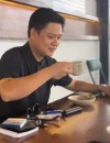 Bobon Santoso menjadi pelanggan pertama di Djaya Kopitiam Singkawang.
