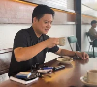 Bobon Santoso menjadi pelanggan pertama di Djaya Kopitiam Singkawang.
