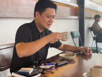 Bobon Santoso menjadi pelanggan pertama di Djaya Kopitiam Singkawang.
