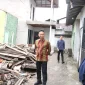 Wali Kota Pontianak Edi Rusdi Kamtono meninjau rumah warga yang roboh di Pontianak Timur.
