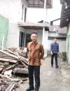 Wali Kota Pontianak Edi Rusdi Kamtono meninjau rumah warga yang roboh di Pontianak Timur.