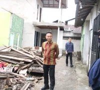 Wali Kota Pontianak Edi Rusdi Kamtono meninjau rumah warga yang roboh di Pontianak Timur.