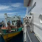 Petugas TNI AL bersama otoritas maritim Malaysia saat proses evakuasi dan penyerahan kapal nelayan di perairan perbatasan Tanjung Datu Sarawak.