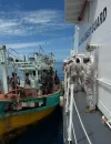 Petugas TNI AL bersama otoritas maritim Malaysia saat proses evakuasi dan penyerahan kapal nelayan di perairan perbatasan Tanjung Datu Sarawak.