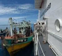 Petugas TNI AL bersama otoritas maritim Malaysia saat proses evakuasi dan penyerahan kapal nelayan di perairan perbatasan Tanjung Datu Sarawak.