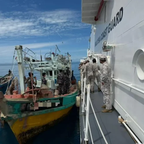 Petugas TNI AL bersama otoritas maritim Malaysia saat proses evakuasi dan penyerahan kapal nelayan di perairan perbatasan Tanjung Datu Sarawak.