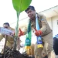 Plh Kepala Dinas Lingkungan Hidup Kota Pontianak, Muchammad Yamin, melakukan penanaman pohon secara simbolis saat peluncuran Program Digulis Ceria di SMPN 8 Pontianak.