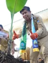 Plh Kepala Dinas Lingkungan Hidup Kota Pontianak, Muchammad Yamin, melakukan penanaman pohon secara simbolis saat peluncuran Program Digulis Ceria di SMPN 8 Pontianak.