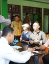 Sejumlah warga memanfaatkan layanan jemput pajak (Gokatan) di kecamatan untuk membayar Pajak Bumi dan Bangunan (PBB).