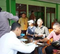 Sejumlah warga memanfaatkan layanan jemput pajak (Gokatan) di kecamatan untuk membayar Pajak Bumi dan Bangunan (PBB).