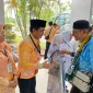 Wakil Wali Kota Pontianak Bahasan menyambut kedatangan para jemaah haji asal Pontianak yang tiba di Asrama Haji Batam.