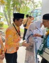 Wakil Wali Kota Pontianak Bahasan menyambut kedatangan para jemaah haji asal Pontianak yang tiba di Asrama Haji Batam.