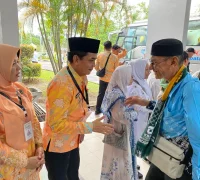 Wakil Wali Kota Pontianak Bahasan menyambut kedatangan para jemaah haji asal Pontianak yang tiba di Asrama Haji Batam.