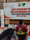 Personel Polres Kubu Raya dan masyarakat mengikuti kegiatan donor darah massal di Mapolres Kubu Raya.