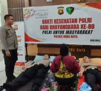 Personel Polres Kubu Raya dan masyarakat mengikuti kegiatan donor darah massal di Mapolres Kubu Raya.