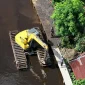 Dinas PUPR Kota Pontianak menerjunkan eskavator amfibi untuk mengeruk parit agar memperlancar aliran air.