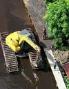Dinas PUPR Kota Pontianak menerjunkan eskavator amfibi untuk mengeruk parit agar memperlancar aliran air.