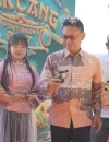 Wali Kota Pontianak Edi Rusdi Kamtono menyerahkan bakcang kepada warga dalam Festival 1.000 Bakcang Pontianak di Taman Alun Kapuas, Jumat (19/6/2026). Dalam festival ini turut dibagikan 1.000 bakcang gratis kepada para pengunjung.