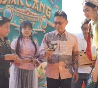 Wali Kota Pontianak Edi Rusdi Kamtono menyerahkan bakcang kepada warga dalam Festival 1.000 Bakcang Pontianak di Taman Alun Kapuas, Jumat (19/6/2026). Dalam festival ini turut dibagikan 1.000 bakcang gratis kepada para pengunjung.