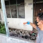 Petugas kepolisian melakukan olah TKP penemuan mayat di teras rumah kosong di Desa Parit Baru, Kecamatan Sungai Raya, Kubu Raya.