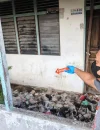 Petugas kepolisian melakukan olah TKP penemuan mayat di teras rumah kosong di Desa Parit Baru, Kecamatan Sungai Raya, Kubu Raya.