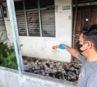 Petugas kepolisian melakukan olah TKP penemuan mayat di teras rumah kosong di Desa Parit Baru, Kecamatan Sungai Raya, Kubu Raya.