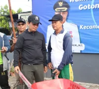 Wakil Wali Kota Pontianak Bahasan ikut gotong royong bersama warga Kecamatan Pontianak Selatan.