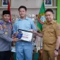 Wali Kota Pontianak Edi Rusdi Kamtono menyerahkan piagam dan hadiah kepada para pemenang Pemilihan Pelajar Pelopor Keselamatan Lalu Lintas dan Angkutan Jalan Tingkat Kota Pontianak Tahun 2026.