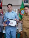 Wali Kota Pontianak Edi Rusdi Kamtono menyerahkan piagam dan hadiah kepada para pemenang Pemilihan Pelajar Pelopor Keselamatan Lalu Lintas dan Angkutan Jalan Tingkat Kota Pontianak Tahun 2026.