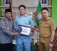 Wali Kota Pontianak Edi Rusdi Kamtono menyerahkan piagam dan hadiah kepada para pemenang Pemilihan Pelajar Pelopor Keselamatan Lalu Lintas dan Angkutan Jalan Tingkat Kota Pontianak Tahun 2026.