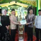 Wali Kota Pontianak Edi Rusdi Kamtono menyerahkan trofi dan piagam kepada Kafilah Kecamatan Pontianak Timur sebagai Juara Umum MTQ ke-34 Tingkat Kota Pontianak.