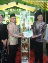 Wali Kota Pontianak Edi Rusdi Kamtono menyerahkan trofi dan piagam kepada Kafilah Kecamatan Pontianak Timur sebagai Juara Umum MTQ ke-34 Tingkat Kota Pontianak.