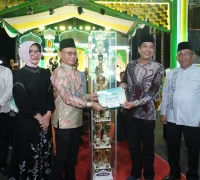 Wali Kota Pontianak Edi Rusdi Kamtono menyerahkan trofi dan piagam kepada Kafilah Kecamatan Pontianak Timur sebagai Juara Umum MTQ ke-34 Tingkat Kota Pontianak.