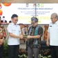 Wali Kota Pontianak Edi Rusdi Kamtono menyerahkan cenderamata miniatur Tugu Khatulistiwa kepada Ketua Komisi II DPR RI Muhammad Rifqinizamy Karsayuda.