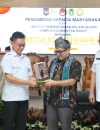Wali Kota Pontianak Edi Rusdi Kamtono menyerahkan cenderamata miniatur Tugu Khatulistiwa kepada Ketua Komisi II DPR RI Muhammad Rifqinizamy Karsayuda.