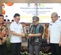 Wali Kota Pontianak Edi Rusdi Kamtono menyerahkan cenderamata miniatur Tugu Khatulistiwa kepada Ketua Komisi II DPR RI Muhammad Rifqinizamy Karsayuda.