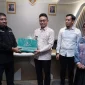 Wali Kota Pontianak Edi Rusdi Kamtono menyerahkan cinderamata kepada Kepala Kejari Kota Pontianak usai membuka Rapat Tim Koordinasi Pengawasan Penyelenggaraan Perizinan.
